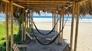 Plage, cabines gratuites, chaises longues, parasols