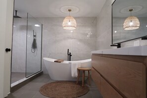 Dusche, Haartrockner, Handtücher, Seife