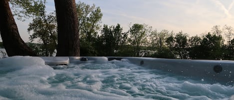 Outdoor spa tub