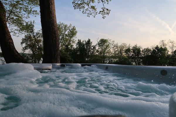 Banyera d'hidromassatge a l'aire lliure