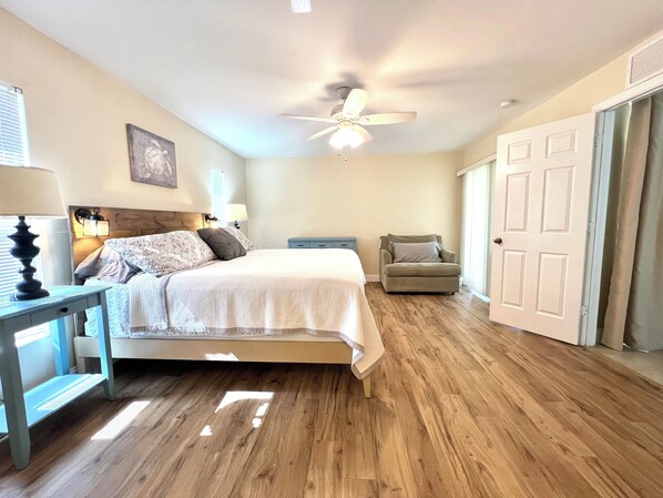 3 bedrooms, desk, iron/ironing board, free WiFi - Super Clean, Comfortable, & Centrally Located near RSW and FGCU (San Carlos Park)