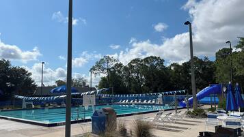 Een verwarmd zwembad