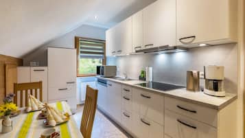 Kühlschrank, Mikrowelle, Herdplatte, Geschirrspüler