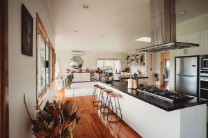 Villa de lujo | Cocina privada | Microondas, placa de cocina, cafetera o tetera y hervidor eléctrico