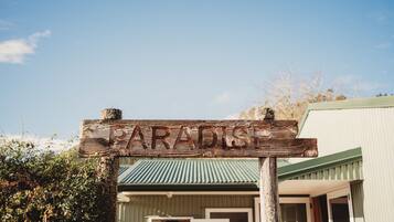 Vista frontal de la propiedad