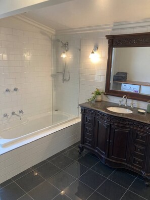 Hair dryer, towels, soap, toilet paper - 1910 Renovated Gem (Bendigo)