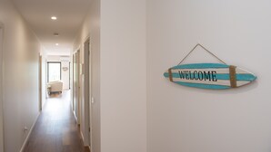 Een hal met een 'WELCOME'-bord aan de muur.