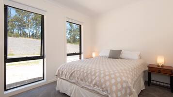 Comfort Room, 1 Queen Bed, Shared Bathroom, Garden View | 1 bedroom, premium bedding, Tempur-Pedic beds, free WiFi