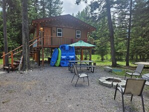 Outdoor dining - Happy Trails Treehouse (Libby)