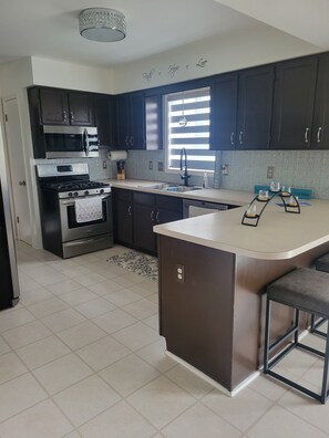 Microondas, horno, placa de cocina, lavavajillas