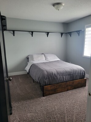 3 habitaciones, tabla de planchar con plancha, wifi y ropa de cama 