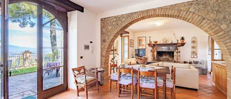 TV, fireplace