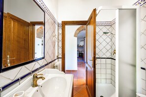 Duschwanne, Whirlpool, Haartrockner, Bidet