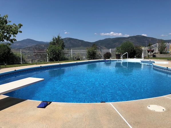 Una piscina al aire libre, una piscina climatizada