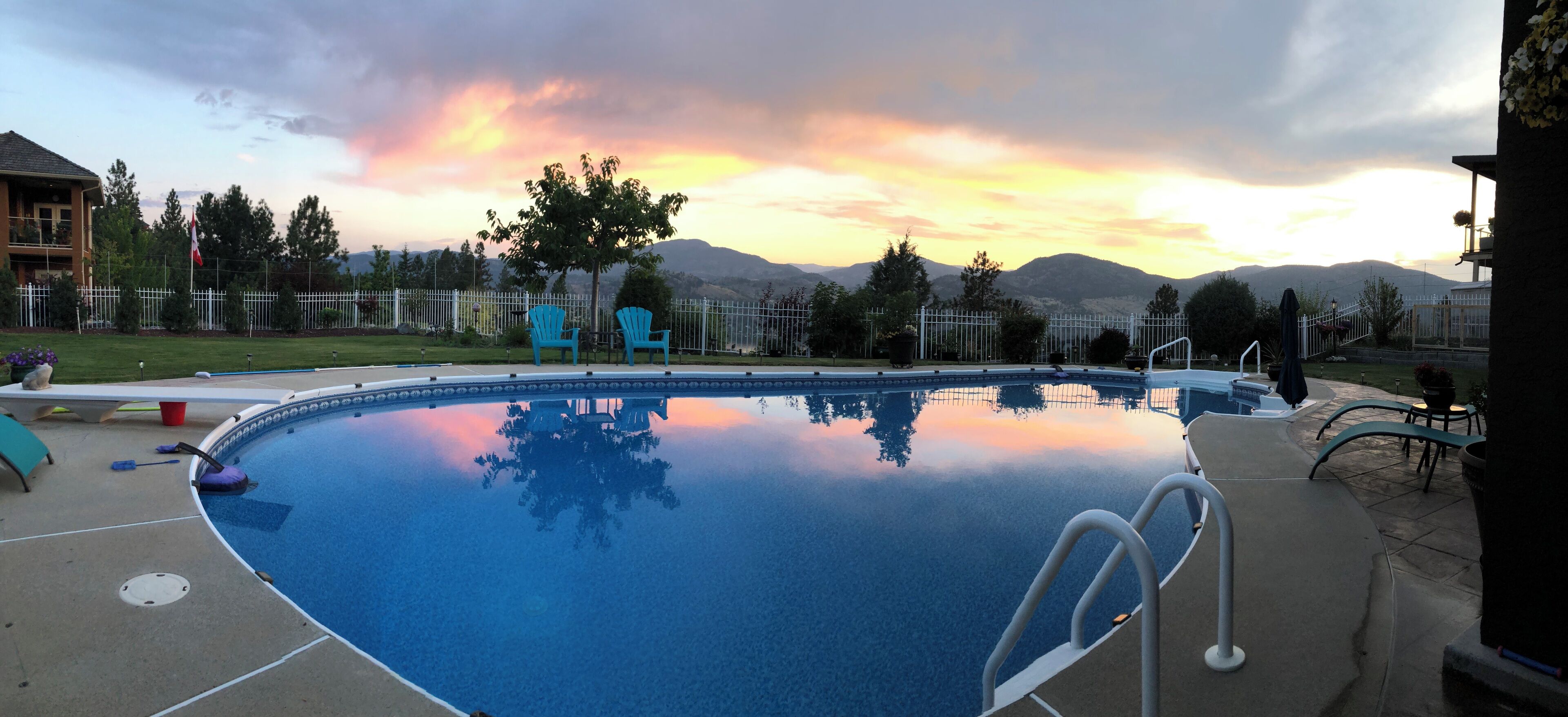Une piscine offrant une vue dégagée sur les montagnes en arrière-plan.
