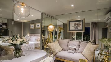 Estudio superior, 1 habitación, vista al jardín | Ropa de cama hipoalergénica, camas con pillow-top y minibar