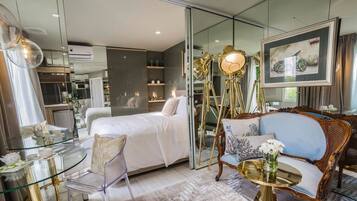 Ropa de cama hipoalergénica, colchones con pillow-top y minibar