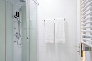 Badewanne, Whirlpool, Haartrockner, Bidet