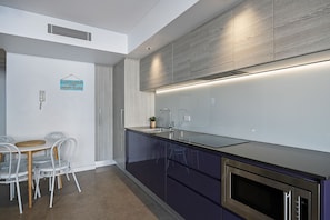 Réfrigérateur, micro-ondes, plaque de cuisson, lave-vaisselle