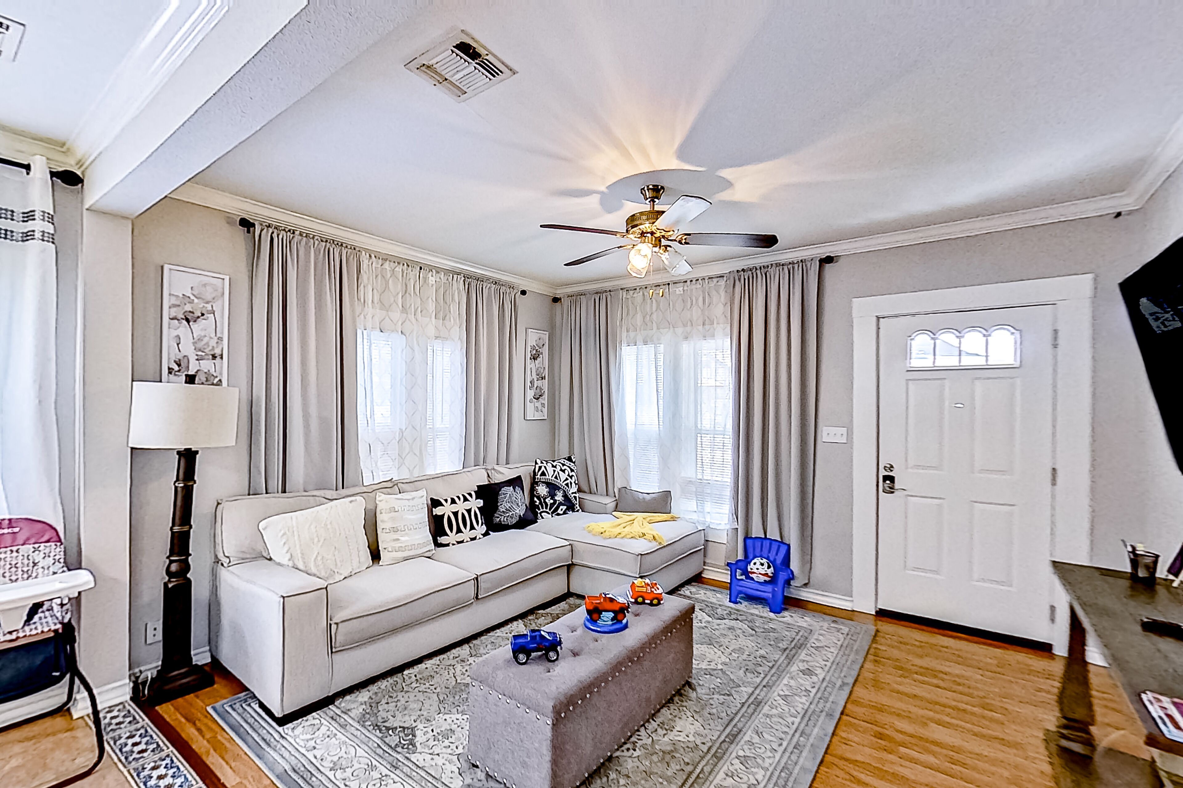 Inviting duplex with full kitchen, patio, central AC, & W/D