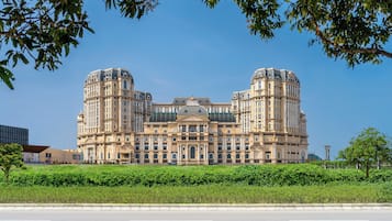 Un edificio grande e histórico con arquitectura simétrica, que presenta una cúpula central y dos torres destacadas.