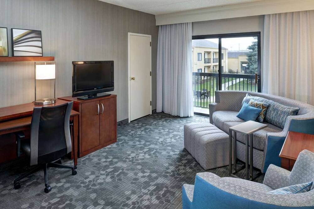 Visit Milwaukee County Zoo! Pet-friendly Property, Indoor Swimming Pool!
