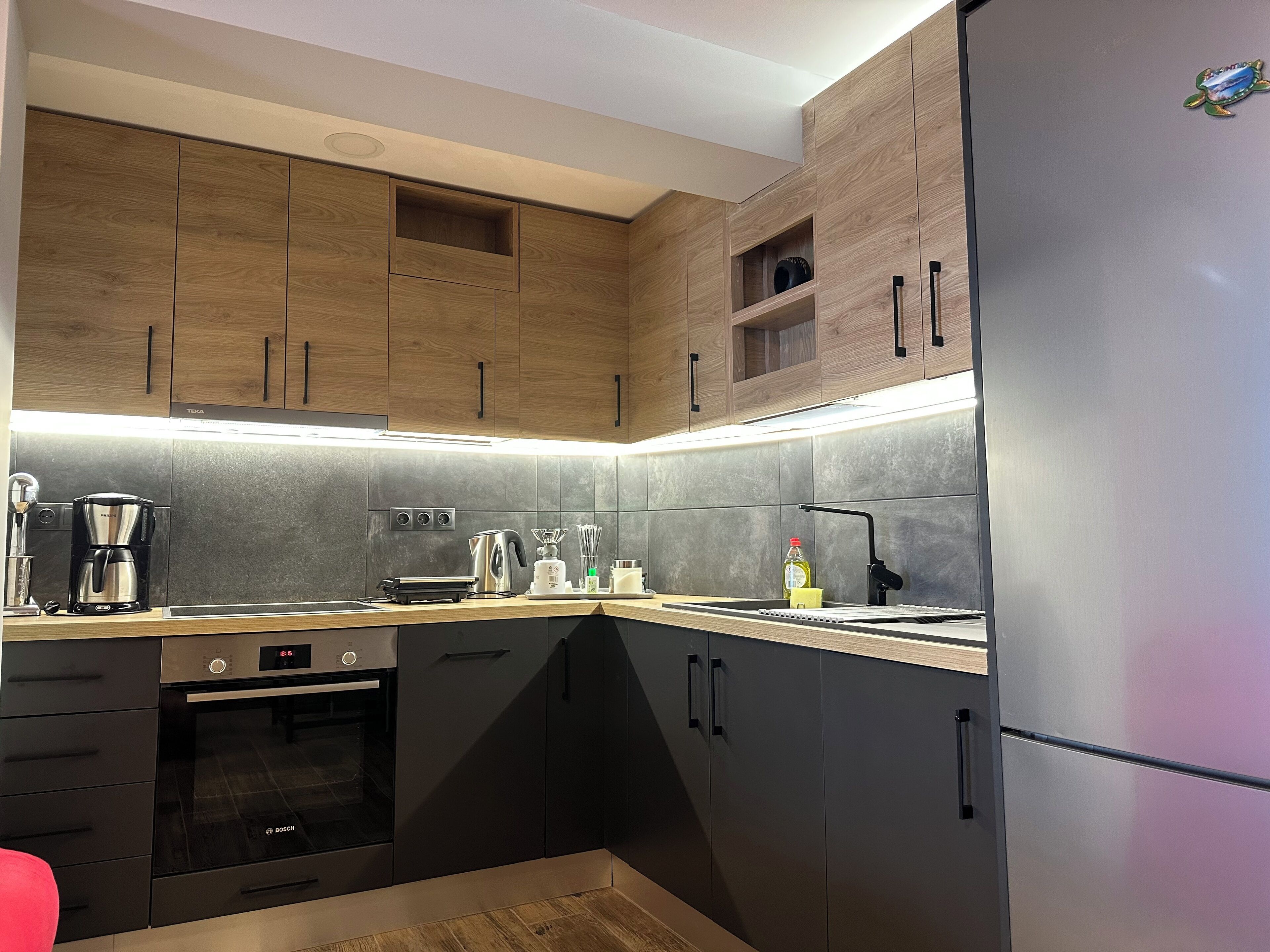 Refrigerador, horno, placa de cocina, cafetera/tetera