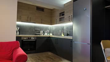 Fridge, oven, stovetop, coffee/tea maker