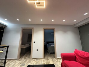 2 عدّة غرف نوم ومكواة/لوح كي وخدمة الإنترنت