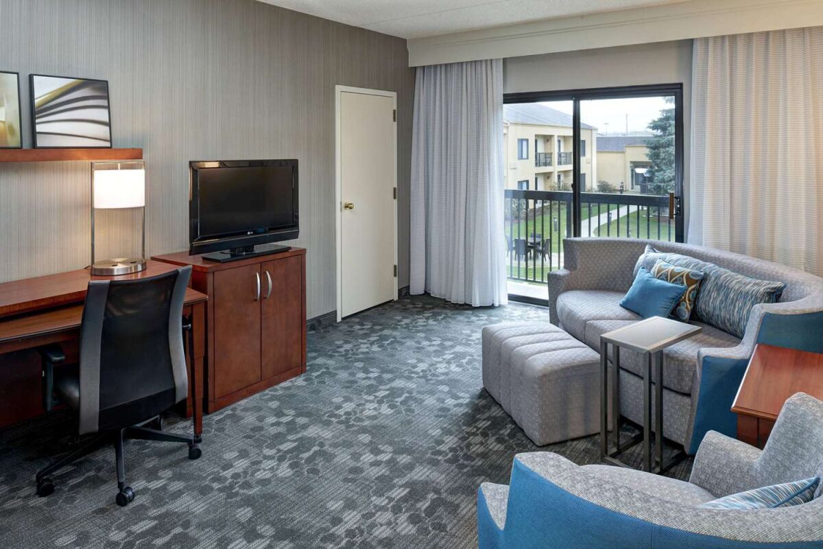 Visit Milwaukee County Zoo! 2 Modern Units, Indoor Pool, Pet-friendly Property!