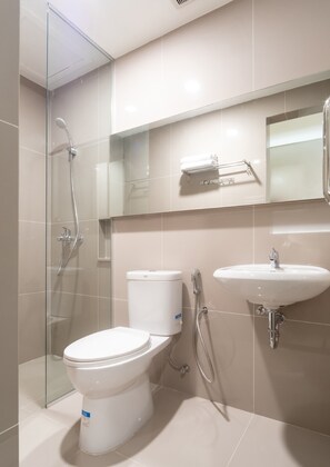 Standard Twin Room | Bathroom | Shower - Hotel O Festive Inn (Medan)