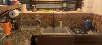 Unique Adobe Sanctuary w/hot tub close to hiking trails & wineries