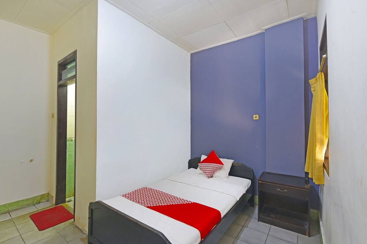 Economy Single Room | Laptop workspace, free WiFi, bed sheets