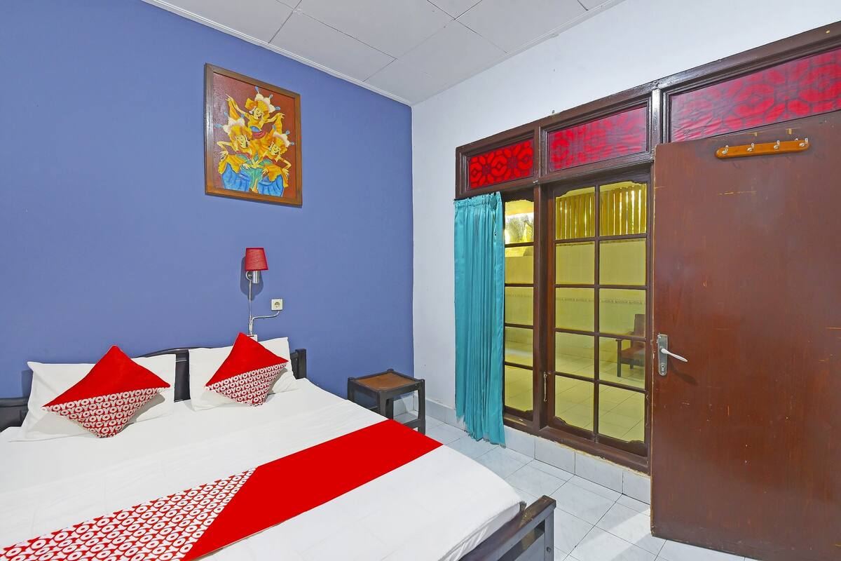 Laptop workspace, free WiFi, bed sheets