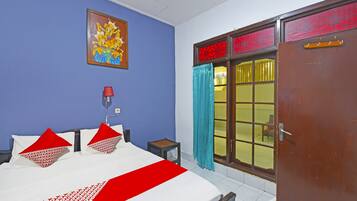 Laptop workspace, free WiFi, bed sheets