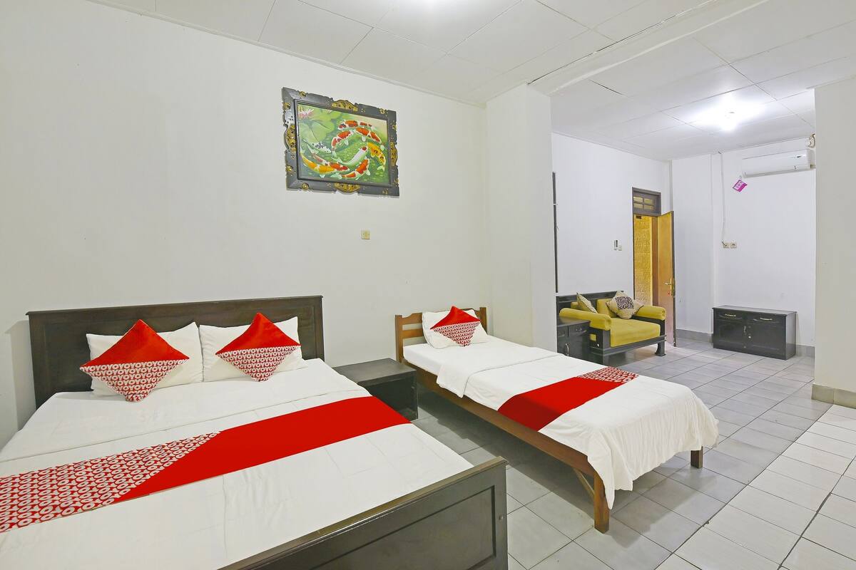 Family Room | Laptop workspace, free WiFi, bed sheets