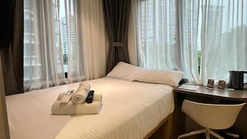 Ropa de cama de alta calidad y caja de seguridad en la habitación