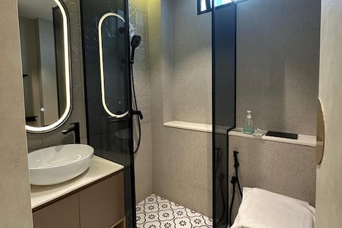 Premium Studio, 1 Queen Bed | Bathroom