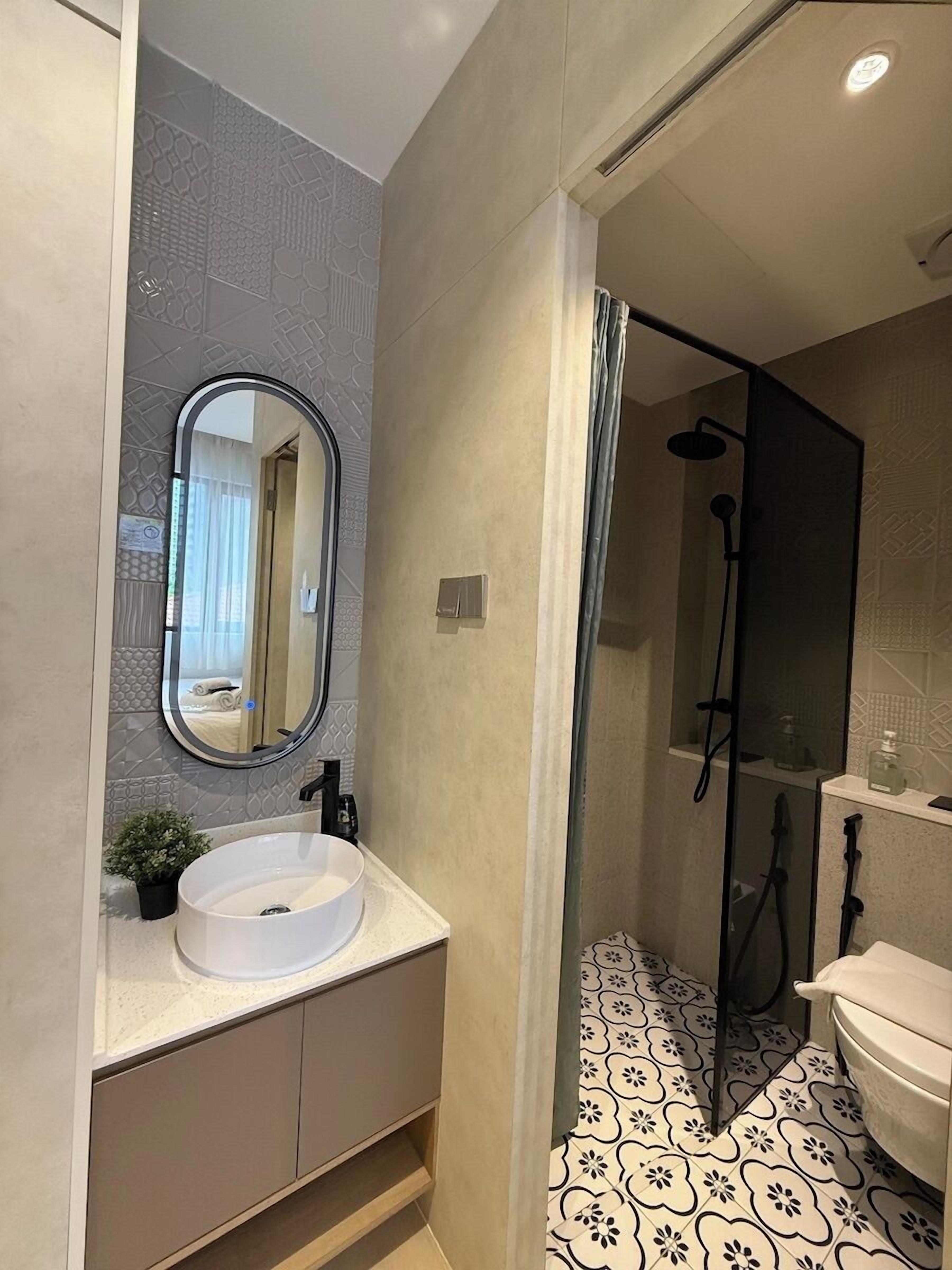 Habitación Deluxe, 2 camas de matrimonio | Baño | Ducha, cabezal de ducha con hidromasaje, secador de pelo y bidé