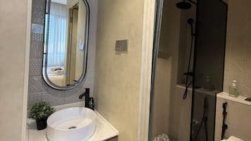 Habitación Deluxe, 2 camas de matrimonio | Baño | Ducha, cabezal de ducha con hidromasaje, secador de pelo y bidé