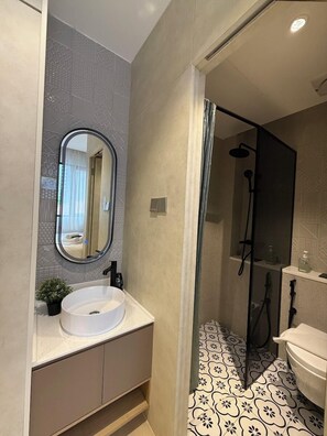 Habitación Deluxe, 2 camas de matrimonio | Baño | Ducha, cabezal de ducha con hidromasaje, secador de pelo y bidé