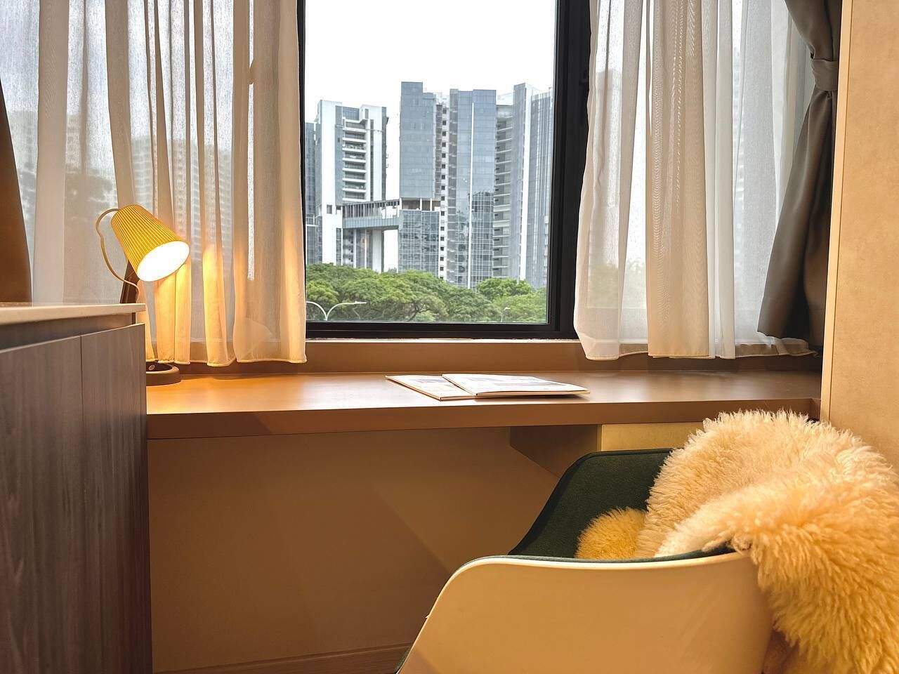 Ropa de cama de alta calidad y caja de seguridad en la habitación 