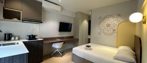 Premium Studio, 1 Queen Bed | 2 bedrooms, premium bedding, in-room safe, individually decorated