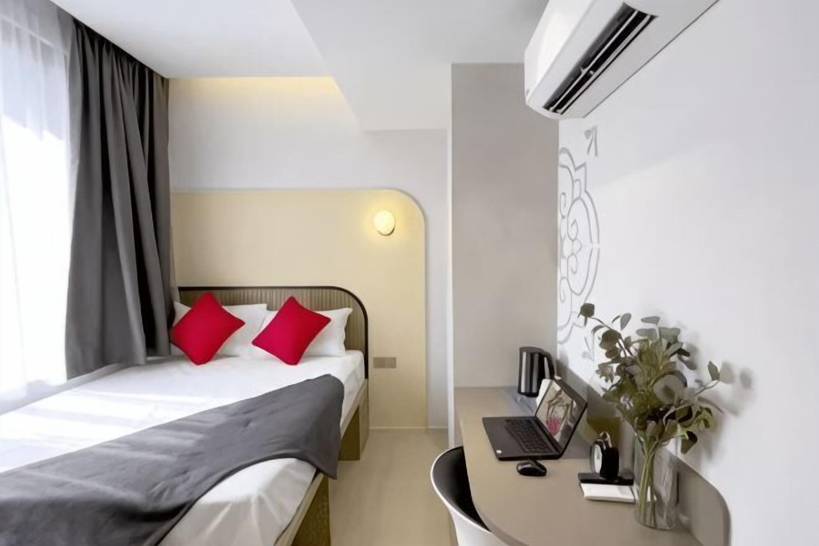 Premium bedding, in-room safe, individually decorated