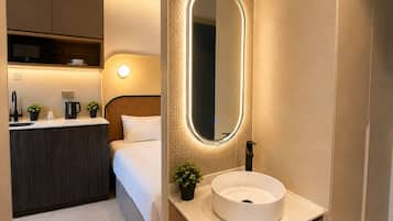 Standard Studio, 1 Queen Bed | Premium bedding, in-room safe, individually decorated