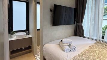 Estudio familiar | Ropa de cama de alta calidad y caja de seguridad en la habitación