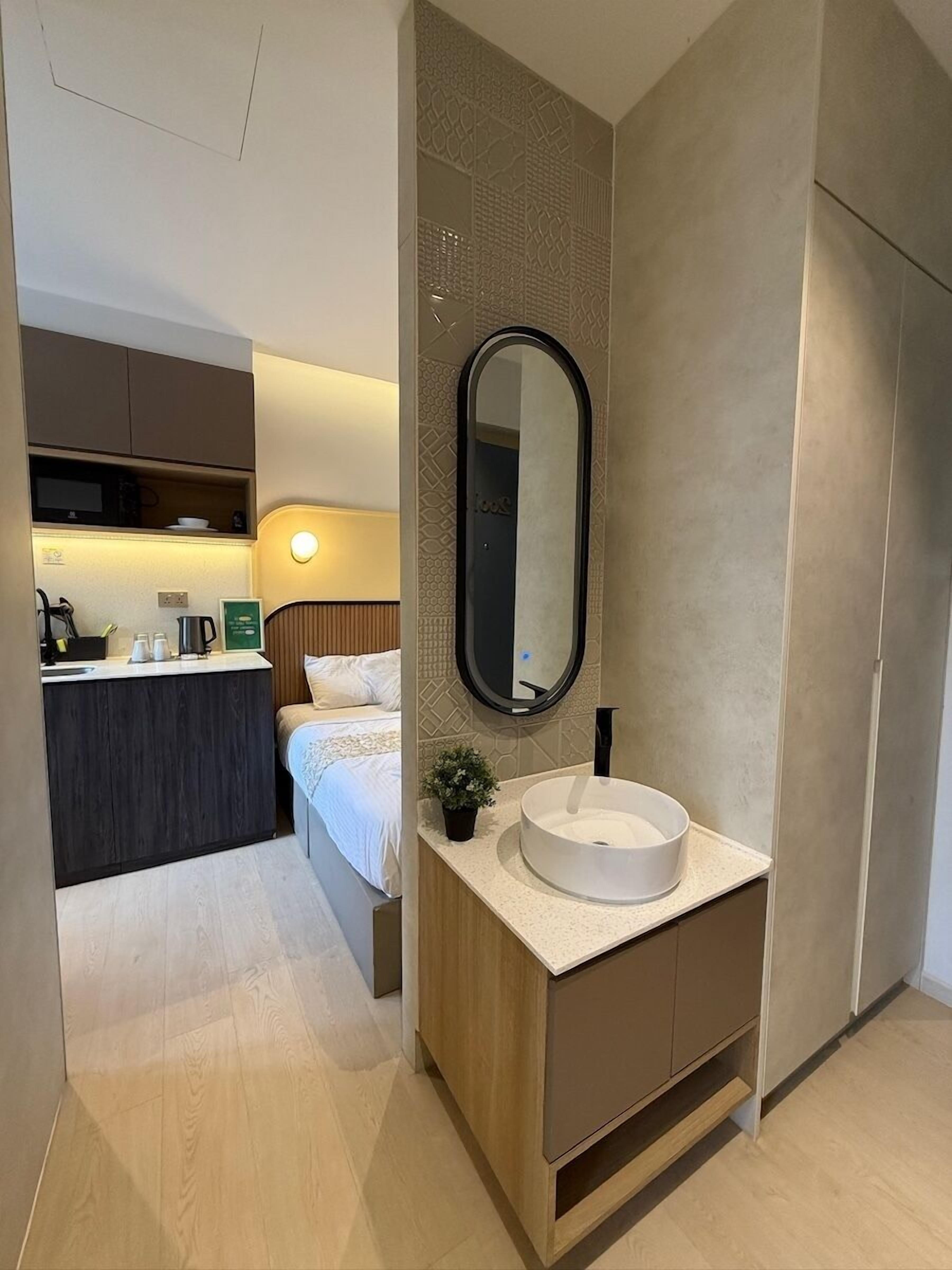Standard Studio, 1 Queen Bed | Bathroom | Shower, hydromassage showerhead, hair dryer, bidet