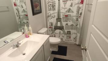 Dusche, Handtücher, Shampoo, Toilettenpapier