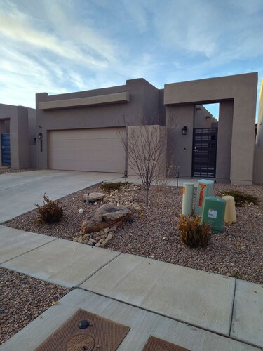 New clean safe place to stay  25 minutes from Albuquerque.