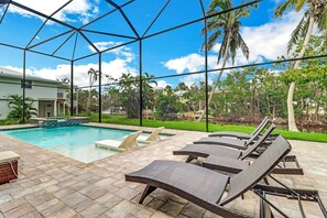A heated pool - Stunning Home, Pool & Spa! Steps to the Beach! Beach Gear, Kayaks, BBQ Grill & Free Wifi! (Fort Myers Beach)